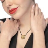 collana-con-cordino-nero-con-pend-a-quad-irr-acciaio-2.jpg