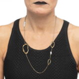 collana-catena-con-tre-elementi-di-diverse-dimensioni-a-forma-organica-e-perle-1-5.jpg